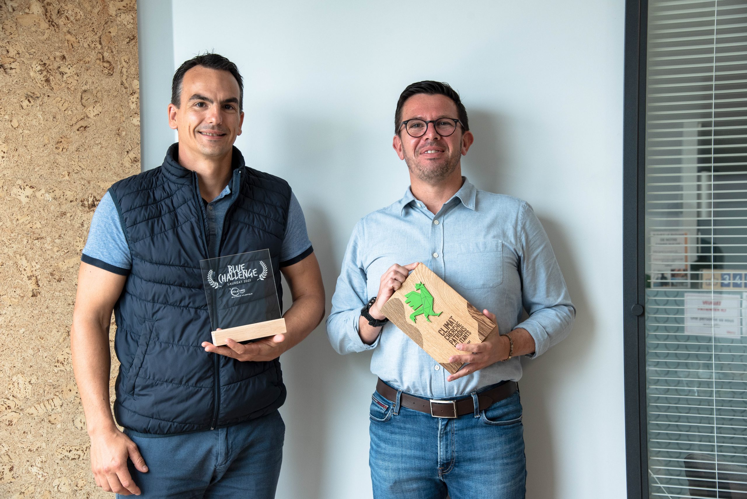 Alexandre Thévenot, responsable du projet Kerbone et de l’activité co-produits, avec le prix Blue Challenge, et Christophe Le Bihan, DG, ambassadeur pour le climat à travers le label Coq Vert, lancé par BPI France. 