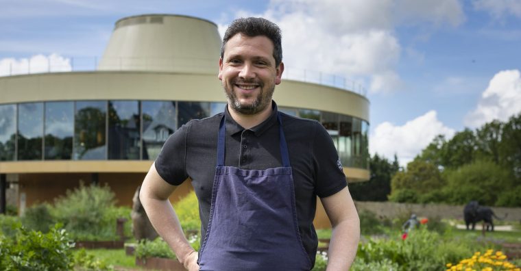 Jérôme Jouadé, chef des restaurants du Domaine du Château des Pères ©Studio Carlito