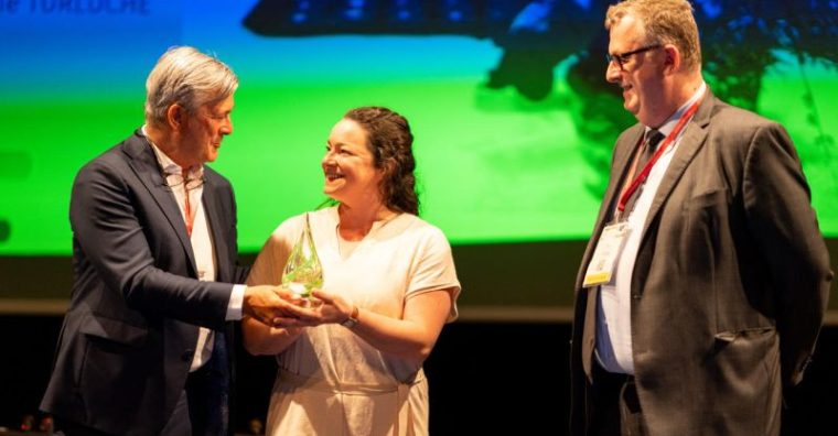 Tiphaine Turluche, fondatrice des bottes d'Anémone reçoit le trophée dans la catégorie Santé et Environnement. ©DR