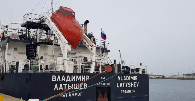 Le cargo russe est immobilisé depuis le 1er mars 2022 dans le port de Saint-Malo ©Laure Tallonneau