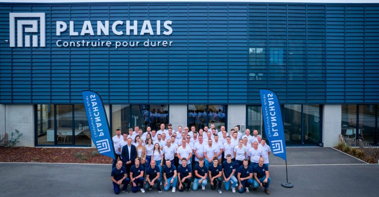 L’équipe Planchais au complet avec ses dirigeants Céline et Didier Planchais ©Planchais