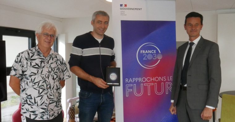 Fulup Le Foll, PDG de IoT.bzh, Yann Bodéré, directeur général et le sous-préfet de Lorient, Baptiste Rolland, lors de la remise symbolique du label France 2030