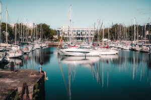 Le palais des congrès de Lorient face au bassin à flot ©LBST
