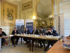 Marie Lavandier, présidente des Monuments nationaux, Olivier Lepick, président de « Paysages de mégalithes » et maire de Carnac, Jean-Yves Le Drian, ancien ministre et président d’honneur de l’association « Paysages de mégalithes », Pascal Bolot, préfet du Morbihan, David Lappartient, président du conseil départemental du Morbihan.