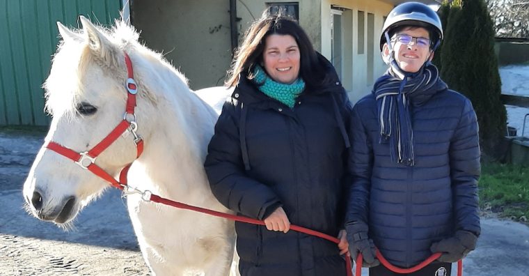Virginie Toussenot avec Dylan et le poney, Kanto à l'écurie de Kerloës à Languidic ©DR
