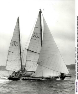 Il y a 60 ans, Éric Tabarly traversait l'Atlantique Nord à bord de "Pen Duick II" en 27 jours.©Beken of Cowes