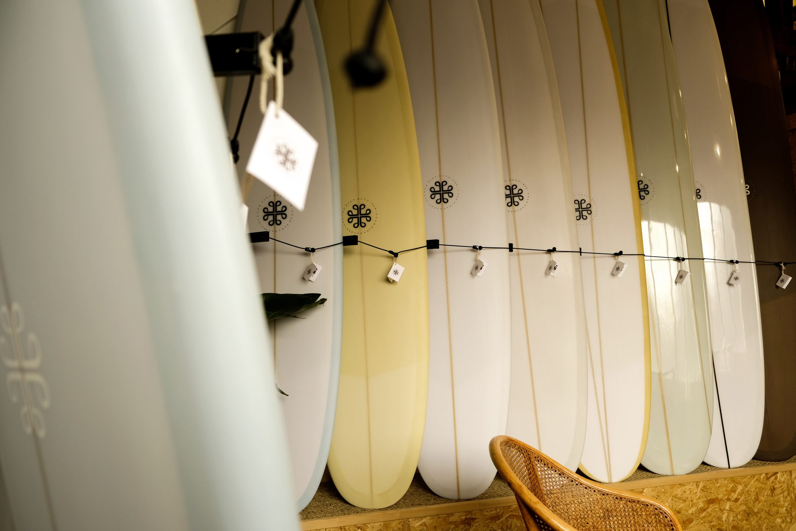 Les planches de la marque Jacq Surfboards, conçues à la main par Mathieu Jacq, présentées dans leur atelier, à Saint-Malo. ©Charles Menguy