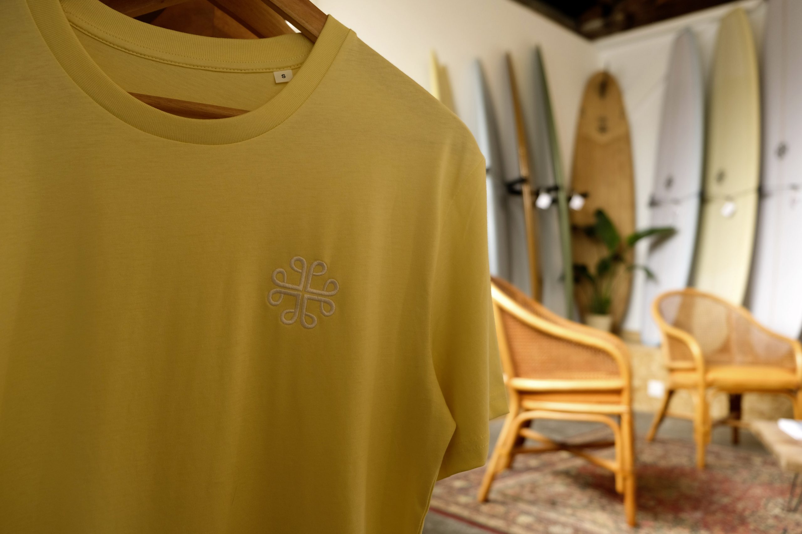 Un tee-shirt avec le logo Jacq Surfboards, au sein de l'Atelier du surf, à Saint-Malo. ©Charles Menguy