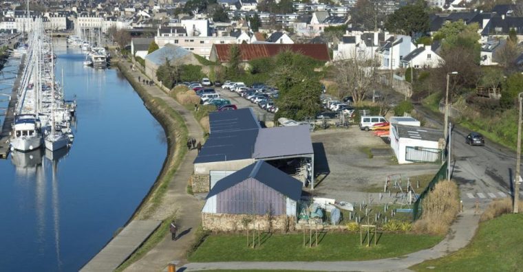 La rive gauche du port de Vannes fait l'objet d'un vaste projet de réaménagement urbain. Avant de débuter les travaux, la ville lance un appel à projets pour y installer un tiers lieu culturel