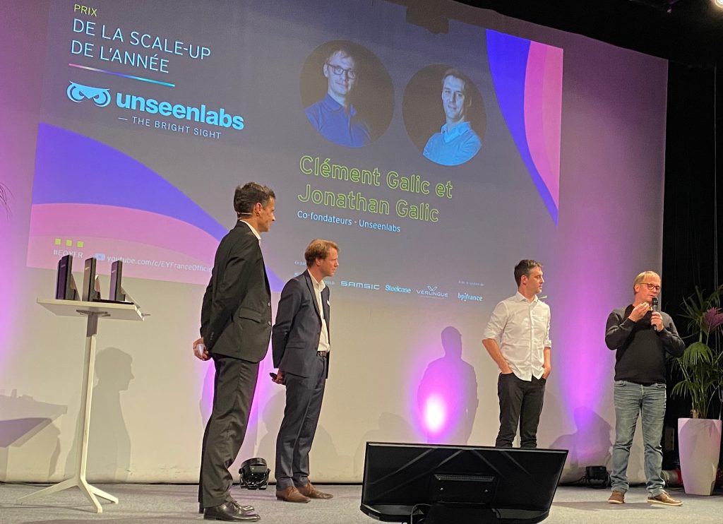 Clément et Jonathan Galic, cofondateurs, ont reçu le prix des mains de Basile Longin (BPI France)