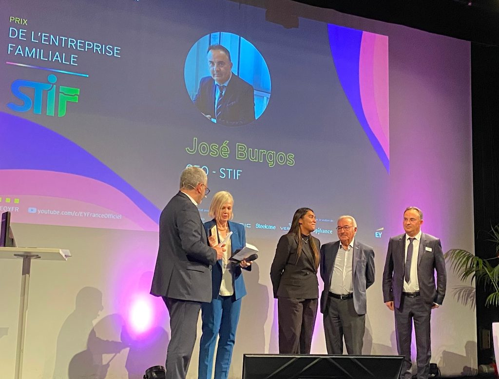 Prix remis par Blandine Evrard (Edmond de Rothschild Banque) à José Burgos le président de STIF, en présence de son père le fondateur et de sa fille aussi dans l'entreprise