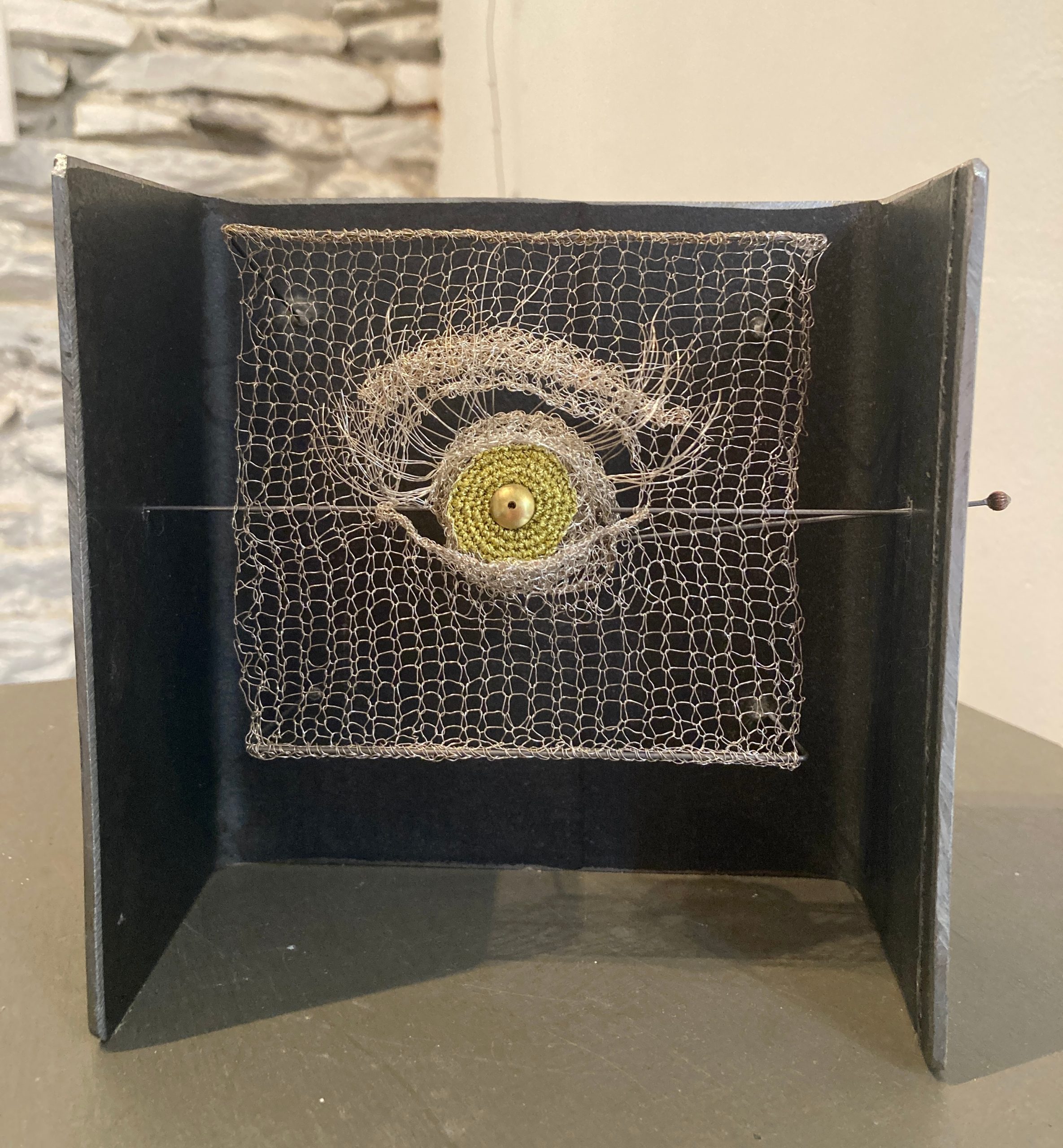 Oeil cinétique, dentelle au crochet , fil de cuivre argenté et de laiton - Marie-Serge Coïc