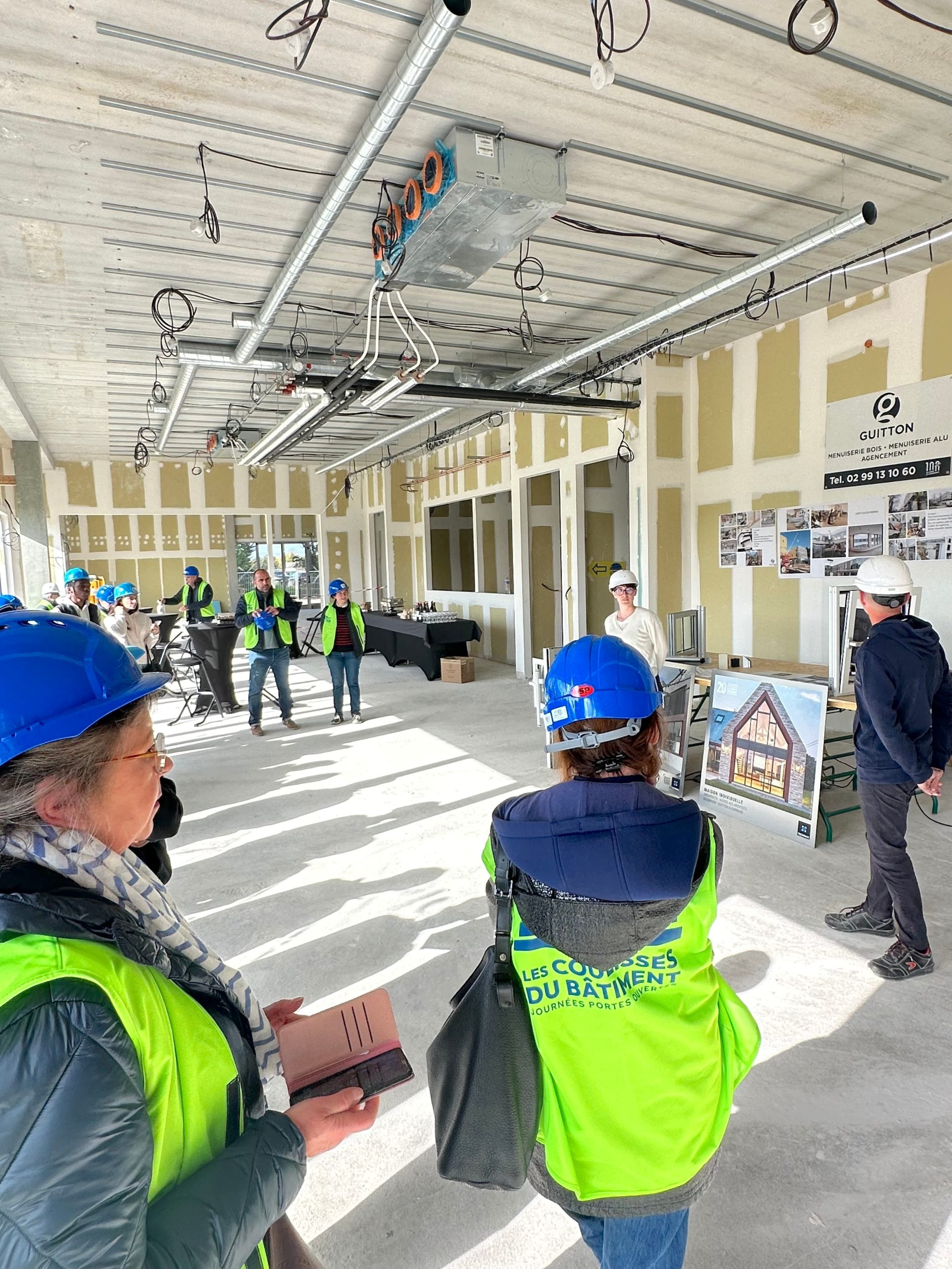 Échange sur le métier méconnu de menuisier alu, avec Ann-Gaelle Barthe, responsable de Guitton Aluminium, , sur le chantier du centre d’entraînement du Stade Rennais ©FFB