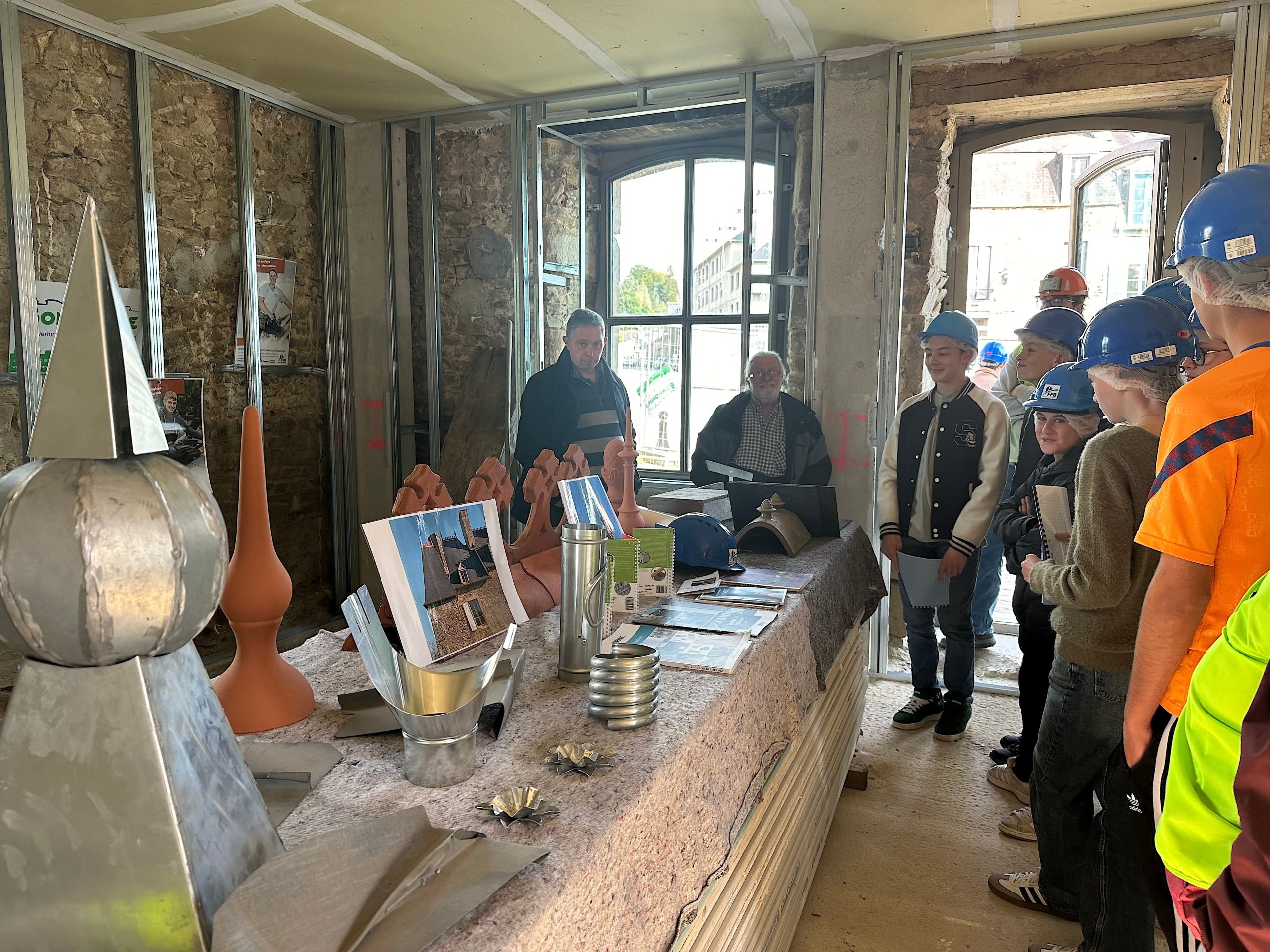 Les collégiens de Fougères découvrent le métier de couvreur, avec l’entreprise Bonhomme,  sur le chantier La Coursive à Fougères ©FFb
