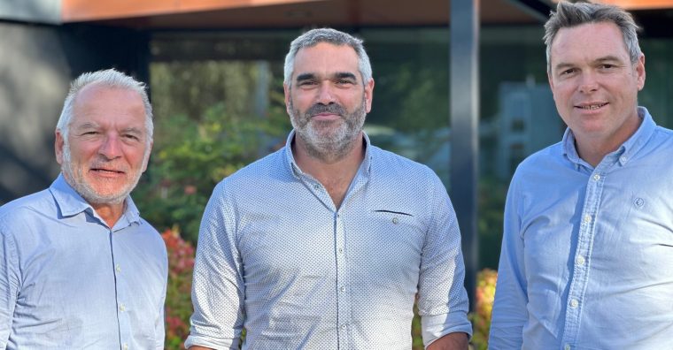 Guillaume Galbin, président du club qualité construction 35, entouré de ses deux délégués à la présidence : Ronan Cadic et Stéphane Lefevre