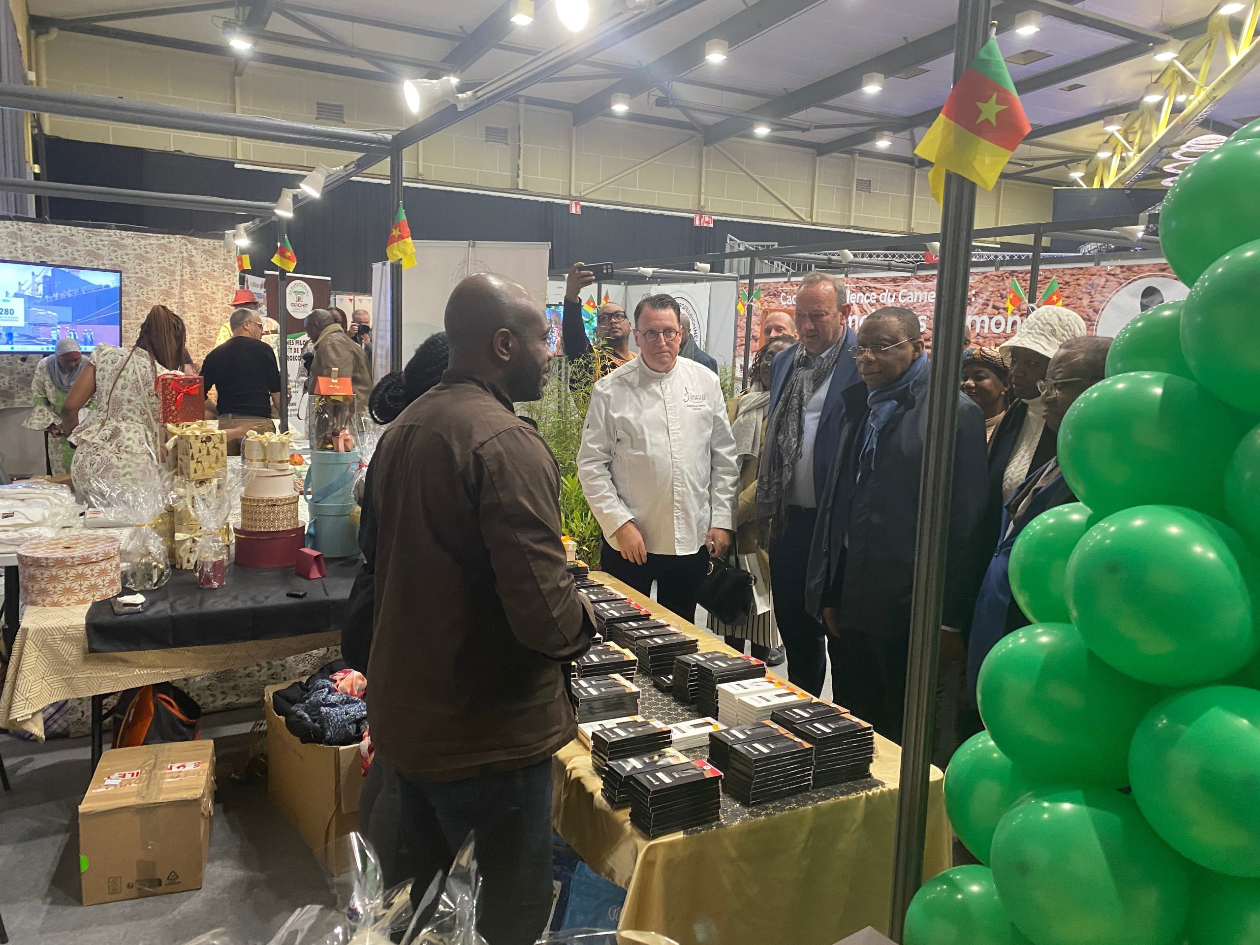 Les officiels dont David Robo, maire de Vannes, saluent les rares exposants camerounais