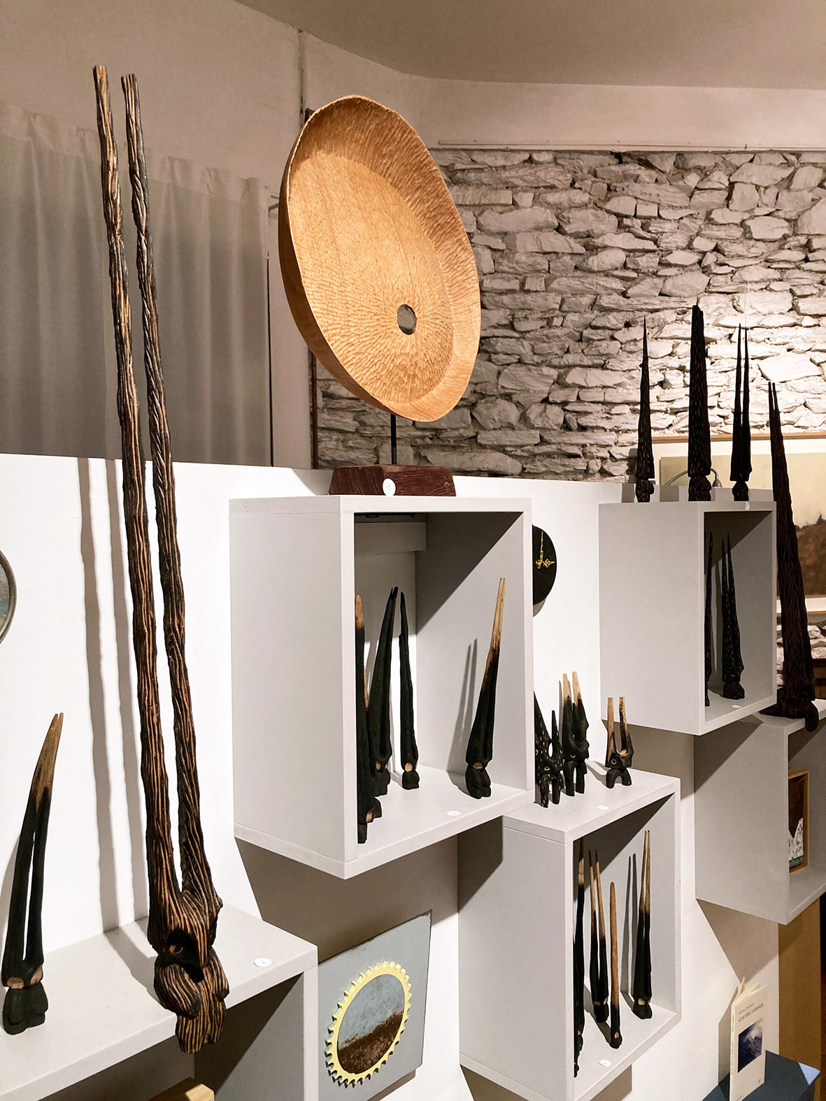 Le petit peuple sculpté de Pierre Brongniart (bois noirci, sculpté et incisé) dans la galerie L'Antre Temps