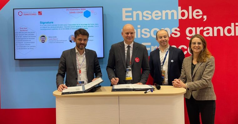 Habitat social, formation et développement économique ont fait l’objet de trois signatures par Rémi Heurlin, directeur régional de la Banque des Territoires, Teddy Régnier, président de Vitré Communauté et maire de Châteaubourg, et Pierre Leonardi, maire de Vitré