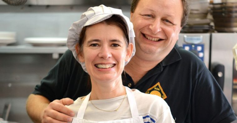 Nathalie et Arnaud Beauvais ont reçu le prix de l'ancienneté pour leur restaurant Le Jardin Gourmand, ouvert depuis 1990 à Lorient. Le couple prendra sa retraite fin 2025 et cherche un repreneur