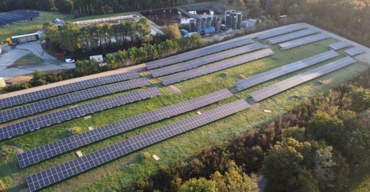 Deux alvéoles d'enfouissement des déchets accueillent plus de 8500 panneaux photovoltaïques à Inzinzac-Lochrist