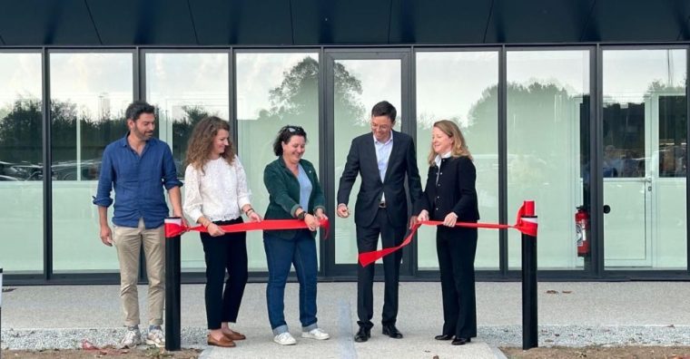 Le nouvel atelier de confection à Plougoumelen a été inauguré le 20 septembre 2024, et l'entreprise vient d'installer une troisième ligne de production. Luxe Océan Façon confectionne des vêtements pour hommes destinés au marché du luxe ©Luxe Océan Façon