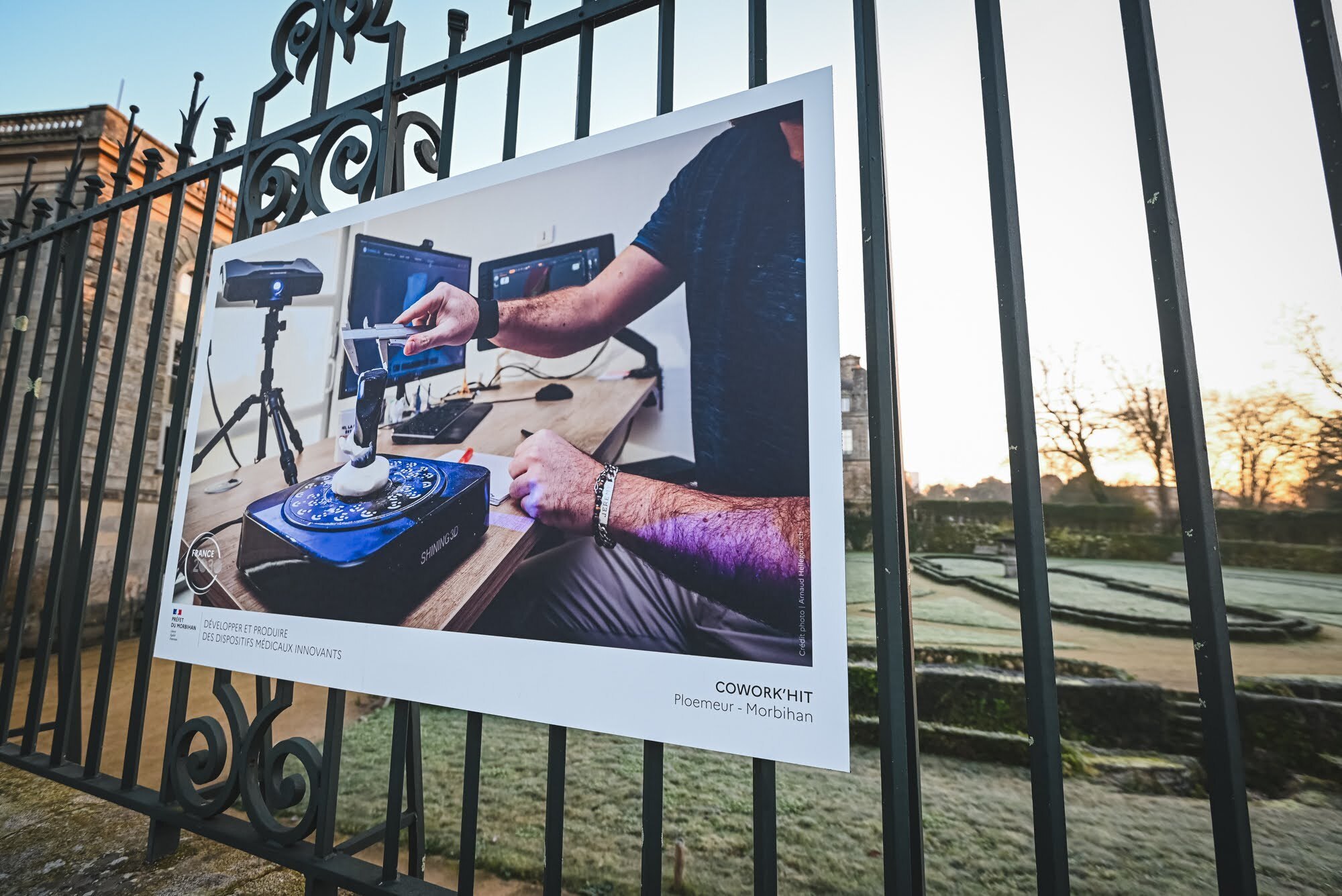 Un cliché de l'exposition sur les lauréats du plan France 2030 visible sur les grilles de la préfecture du Morbihan à Vannes.