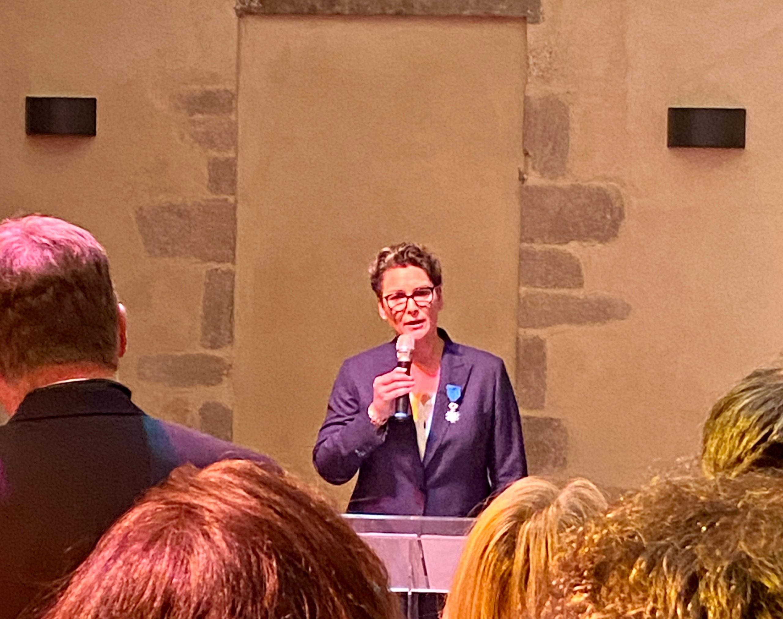 Vendredi 24 janvier 2025, Hélène Laudic-Baron, vice-présidente du Conseil national des barreaux, avocate à Fougères (35) et ancienne bâtonnière du barreau de Rennes (2019-2020), a été élevée au grade de chevalier de l’ordre national du Mérite