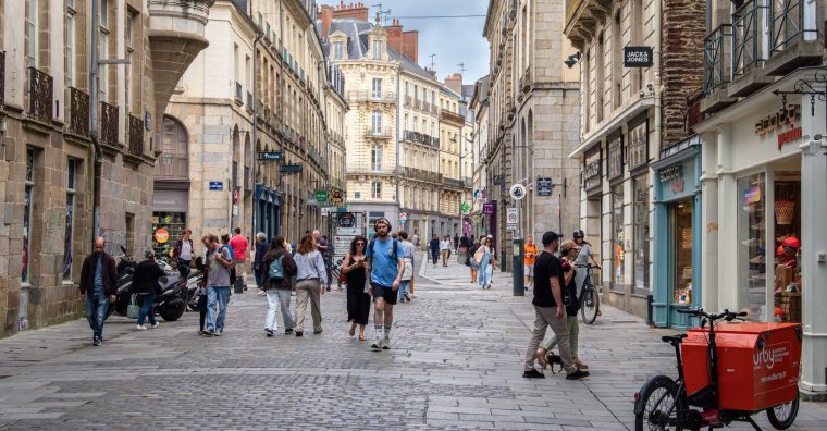 Jusqu'en 2028, l'État aide les commerces de proximité, notamment en Bretagne - magasins de vente, hôtels, cafés, restaurants - à financer leurs travaux et leurs équipements de mise en accessibilité pour les personnes à mobilité réduite (ici, le centre-cille de Rennes)
