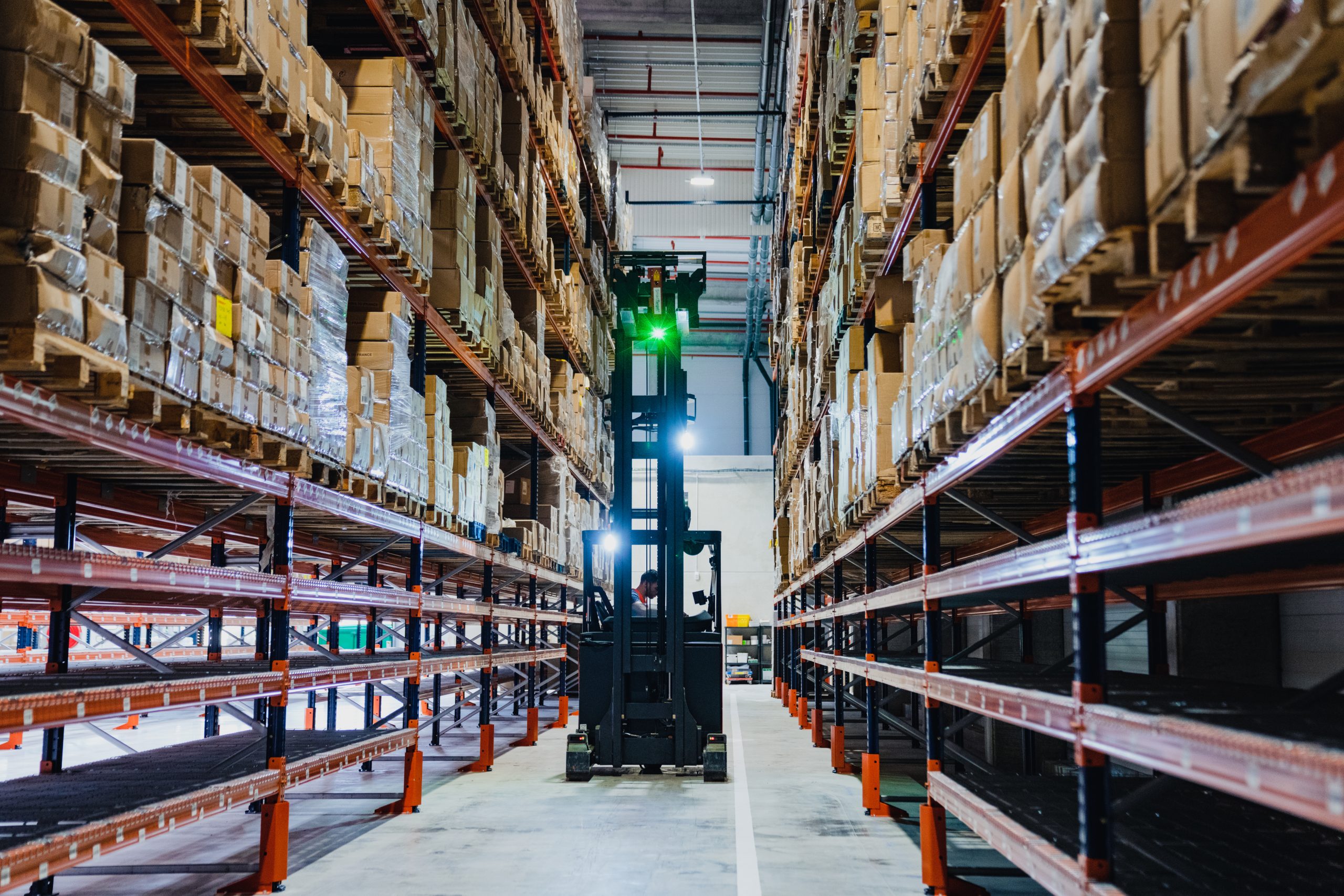 15 000 m² d'entrepôts sont dédiés à l'activité vêtements pro d'Armor Lux qui a développé un système logistique spécifique