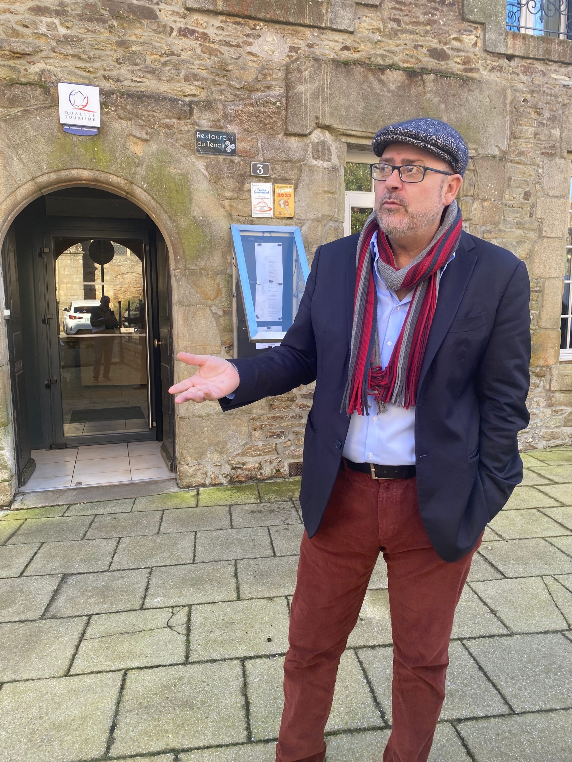 Hervé Malletroit, devant la Maison Lesage de Sarzeau