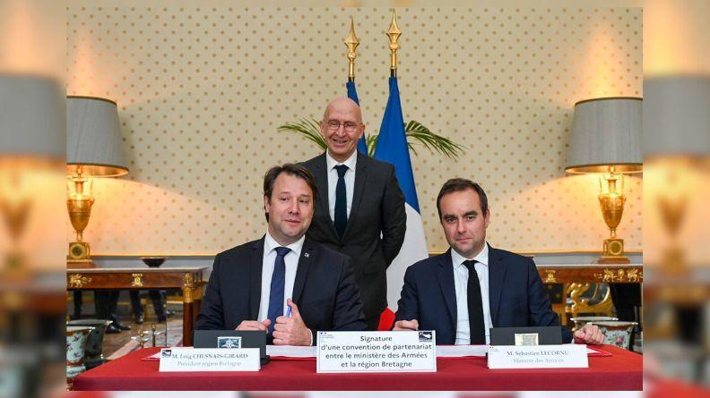 Signature de la convention entre le conseil régional de Bretagne et le ministère des Armées. De G. à Dr. : Loïc Chesnais-Girard, président du conseil régional, le préfet de région, Amaury de Saint-Quentin, et le ministre des Armées, Sébastien Lecornu