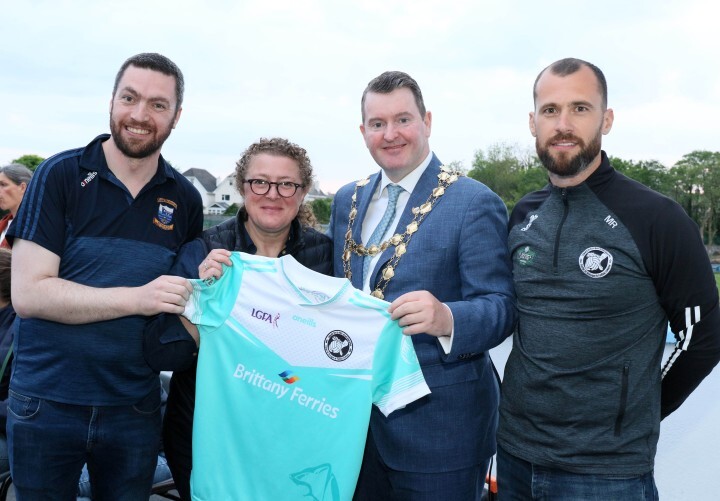 Mathieu Rivoallan, à droite en compagnie d'une délégation Irlandaise lors d'un tournoi à Galway