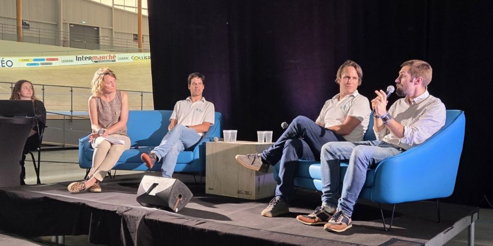 François Gooris (au centre), lors de la soirée IA et entreprise organisée par Village by CA Finistère et Loudéac Communauté le 19 juin 2025 au vélodrome de Loudéac.
