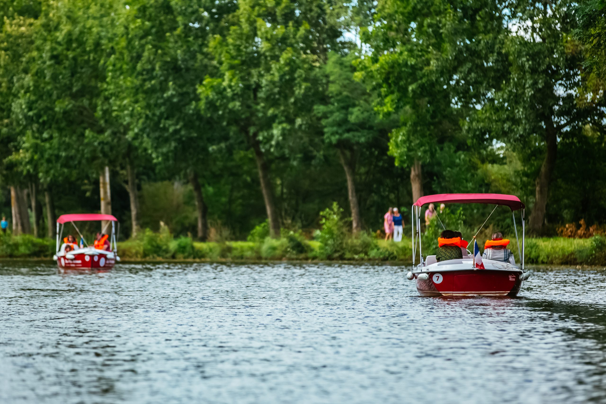 Il est possible de louer un bateau entre une et trois heures. Au-delà de deux, le client peut passer des écluses.