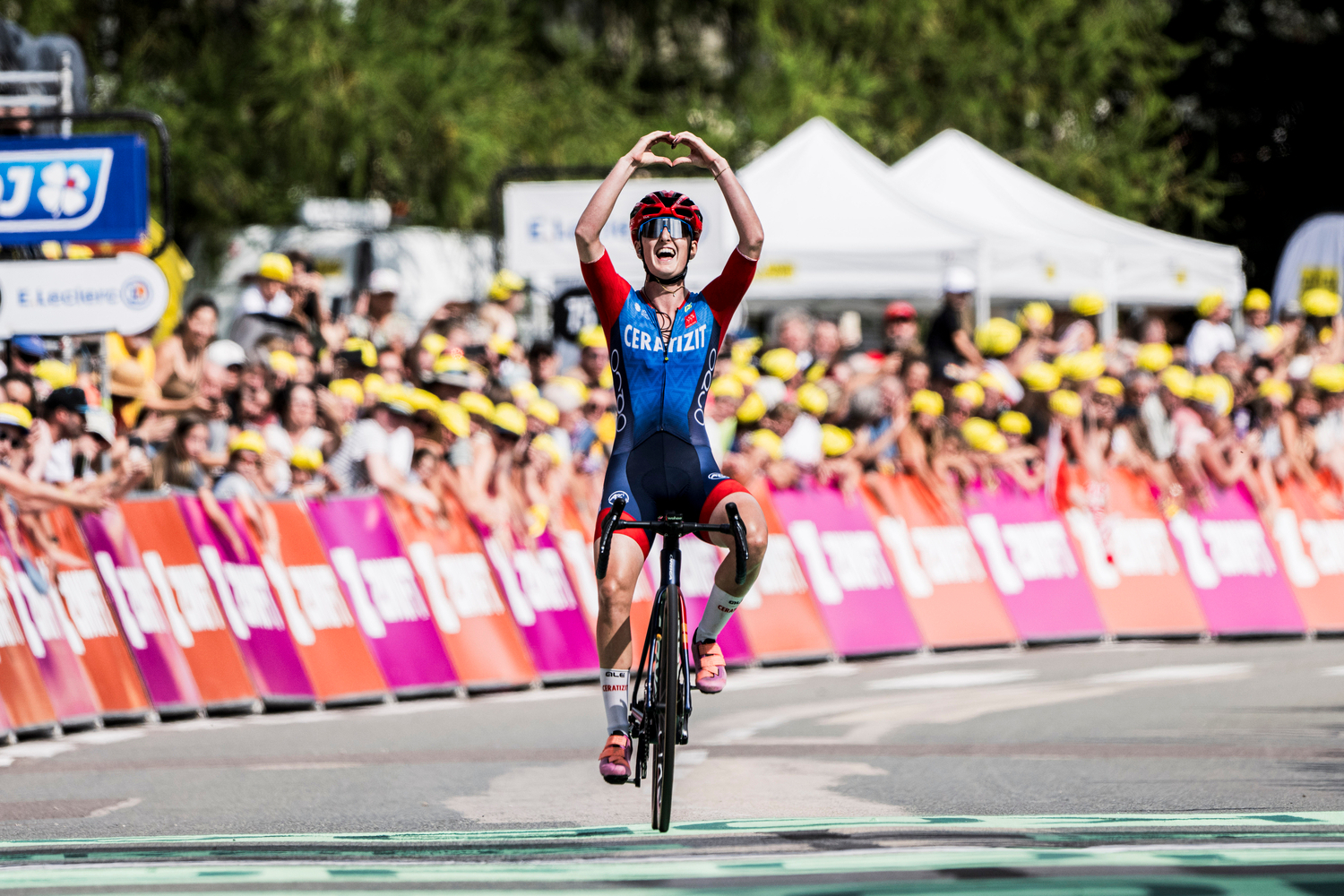 Relancé en 2022 par Amaury Sport Organisation (ASO), plus de 30 ans après son arrêt (en 1989, pour des raisons économiques), le Tour de France Femmes s’offre donc une étape supplémentaire et trouve enfin sa légitimité.