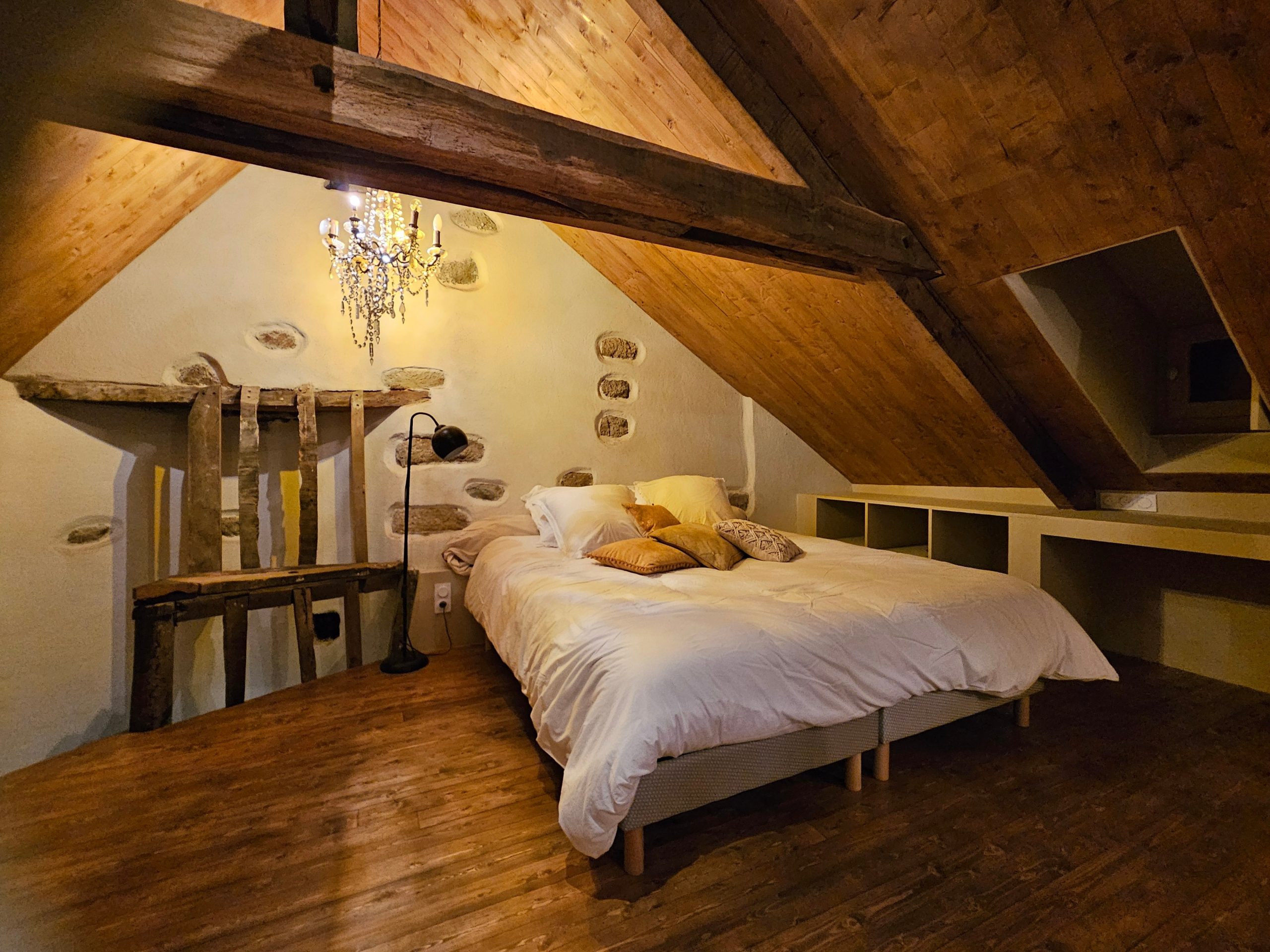 Au deuxième étage, deux chambres lumineuses offrent chacune leur salle de bain privative, dans un esprit cocooning.