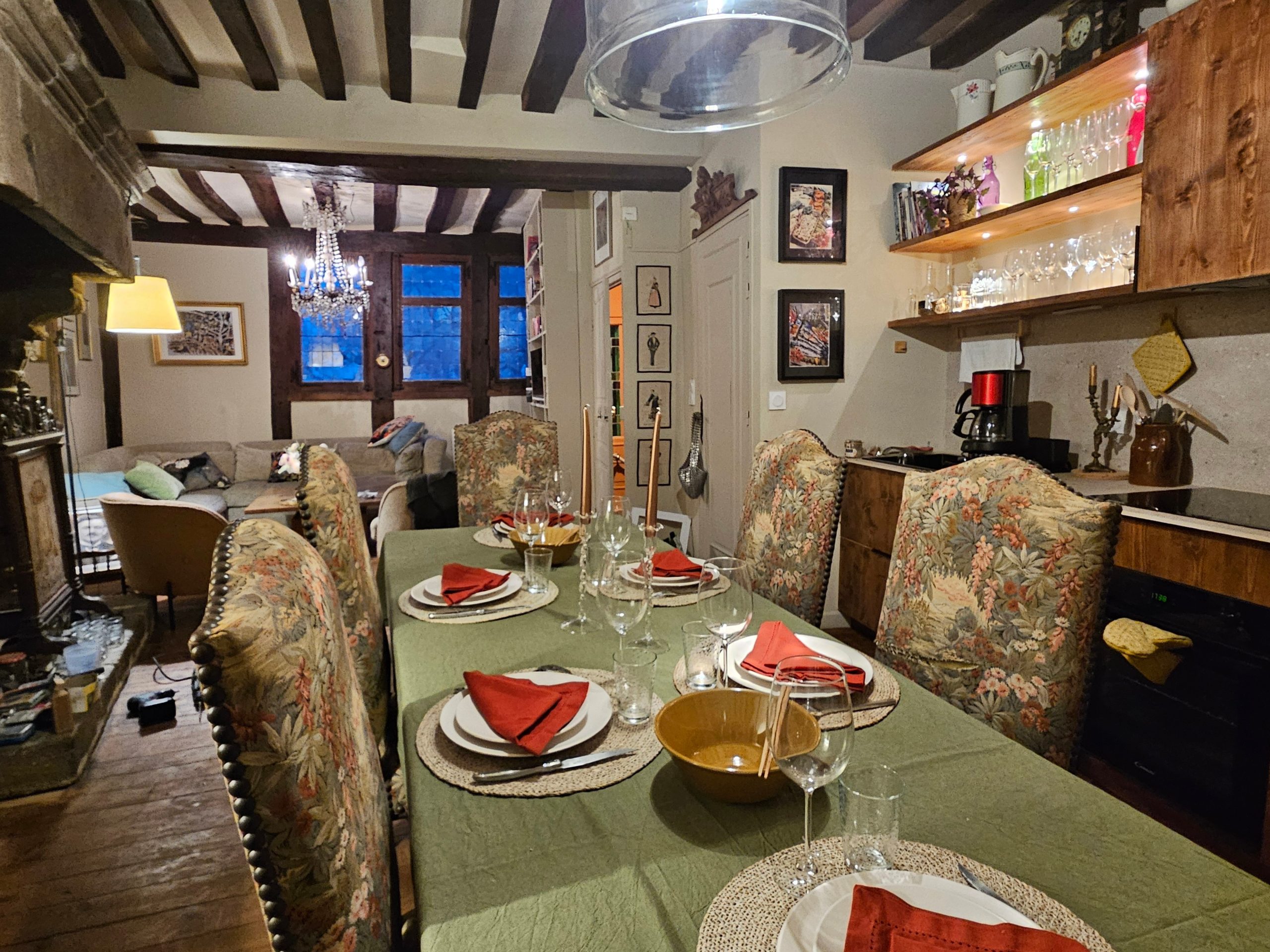 La cuisine équipée se prête aussi bien aux petits-déjeuners d’affaires qu’aux dîners entre amis.
