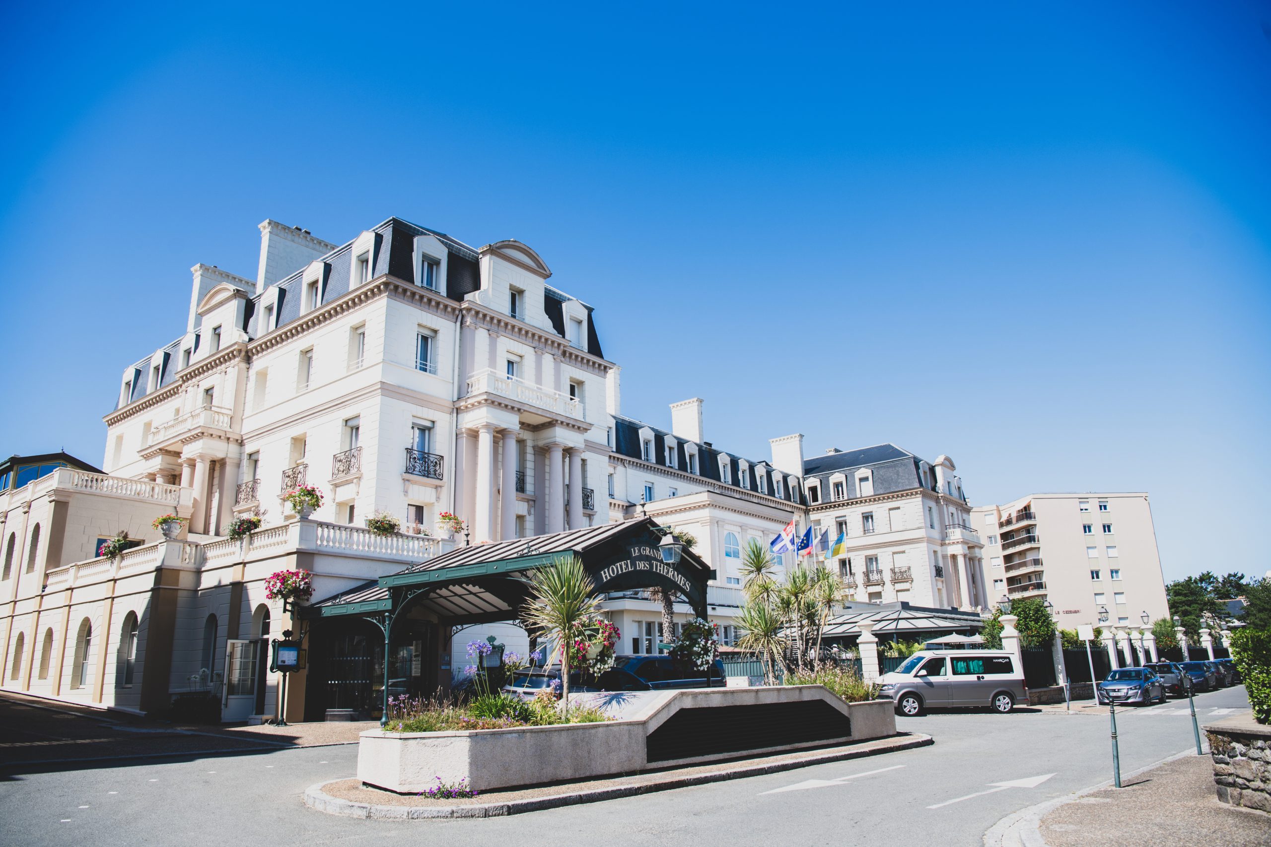 Le Grand Hôtel des Thermes emploie environ 470 salariés en haute saison.