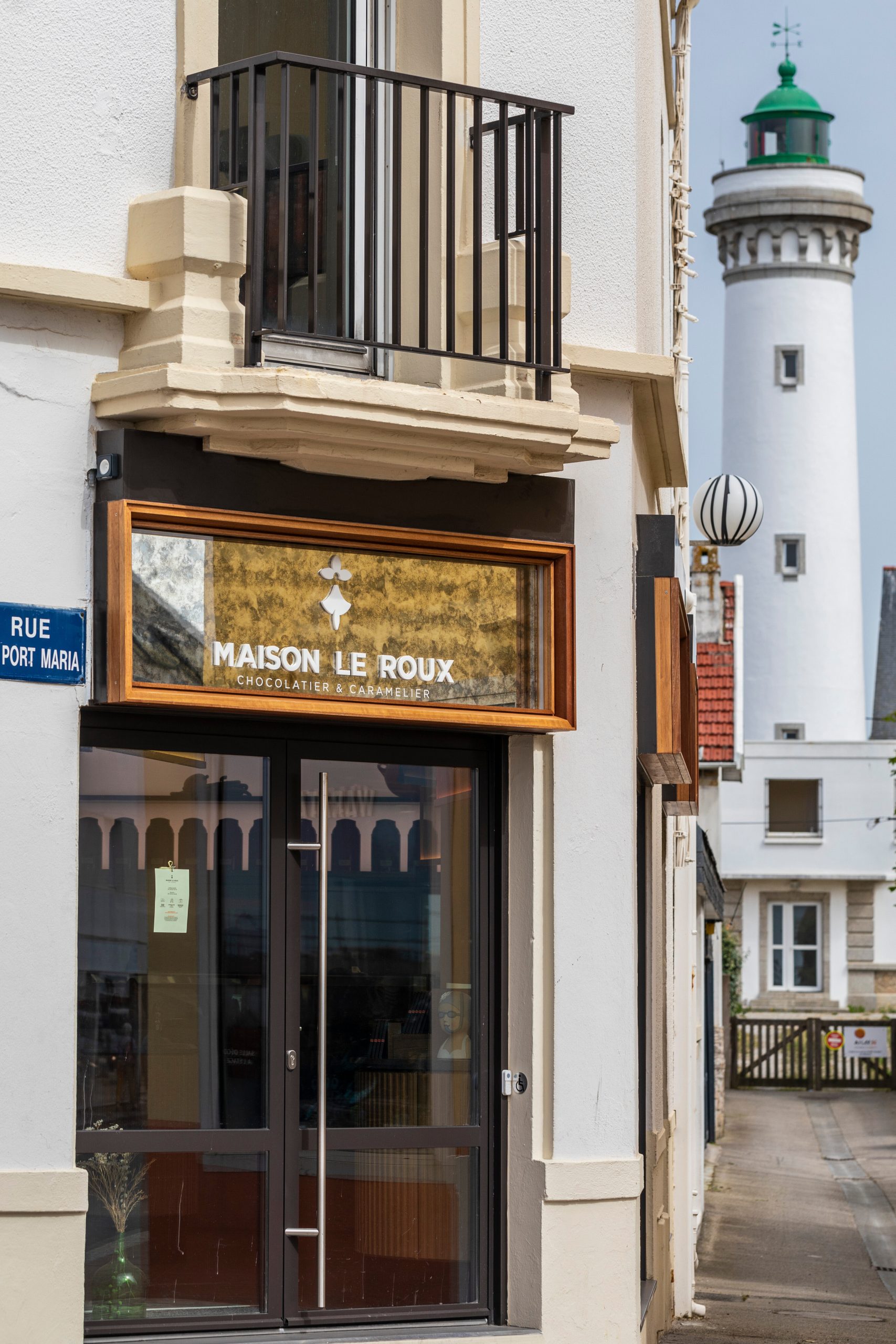 Il y a trois boutiques Maison Le Roux en Bretagne (Quiberon, Larmor-Plage et Landévant) et quatre à Paris, dont une prochaine ouverture dans le Marais.