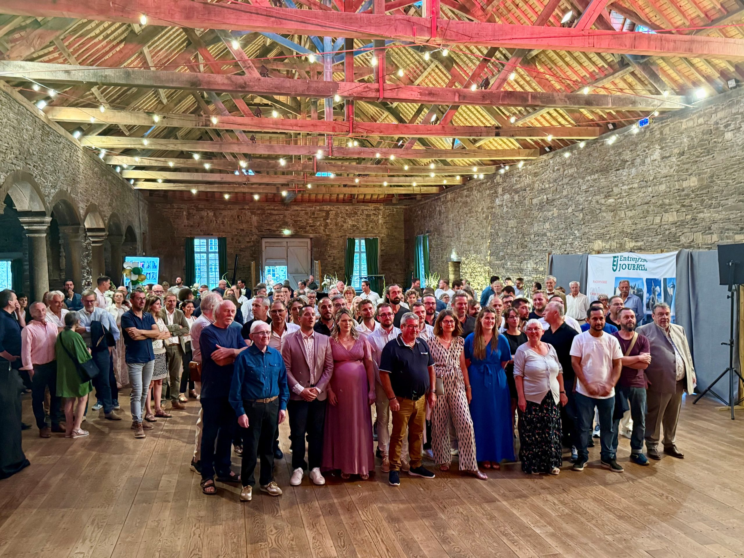 L’entreprise Joubrel, ses collaborateurs et partenaires lors de la soirée anniversaire du 27 juin aux Forges de Paimpont.
