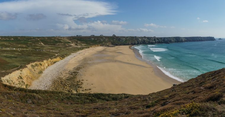 Le littoral de la Pointe de Pen-Hir, Camaret-sur-Mer, (Parc naturel régional d'Armorique).