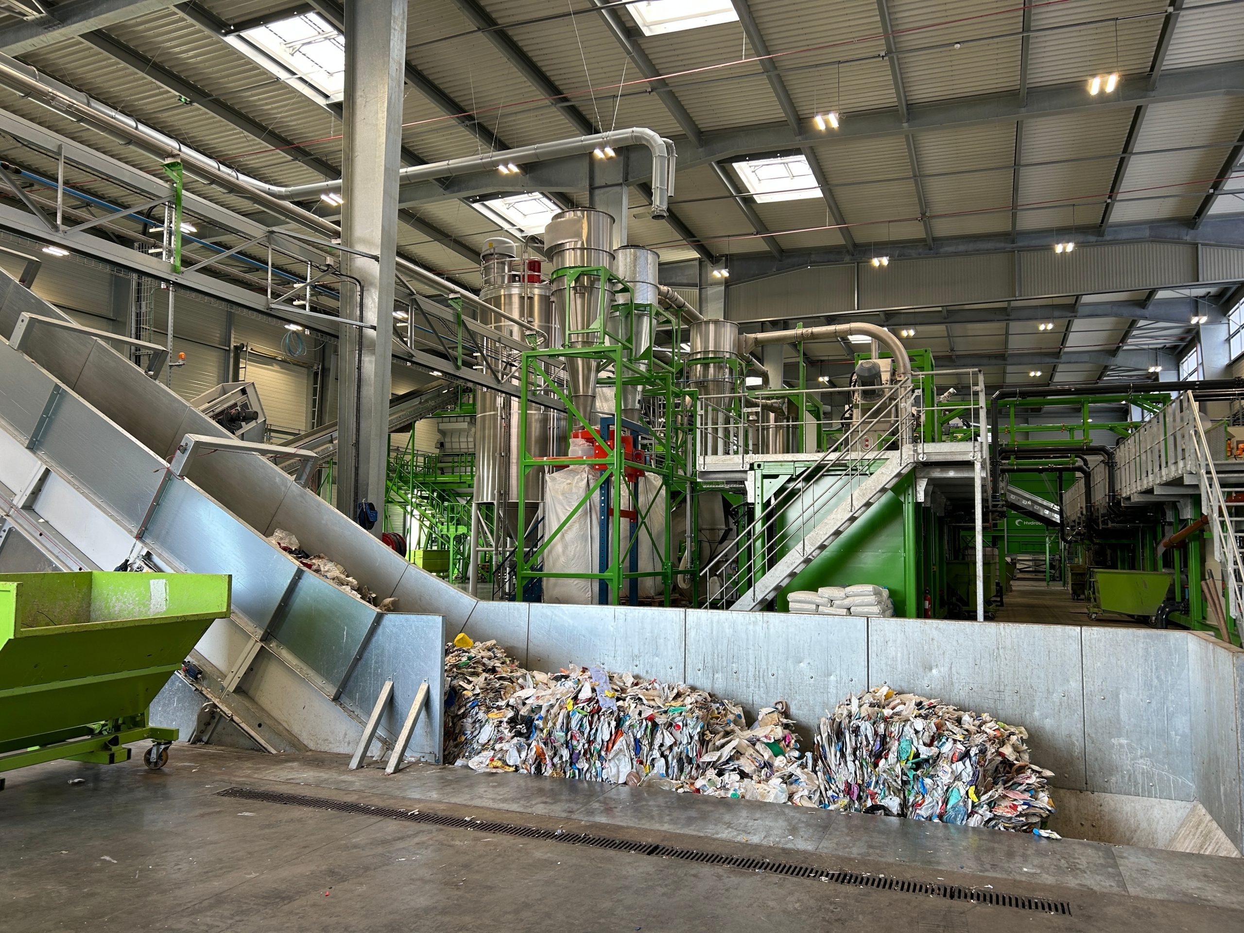 L'usine recycle le polyéthylène ou plastique PE et le polypropylène ou plastique PP, deux polymères très présents dans notre quotidien.