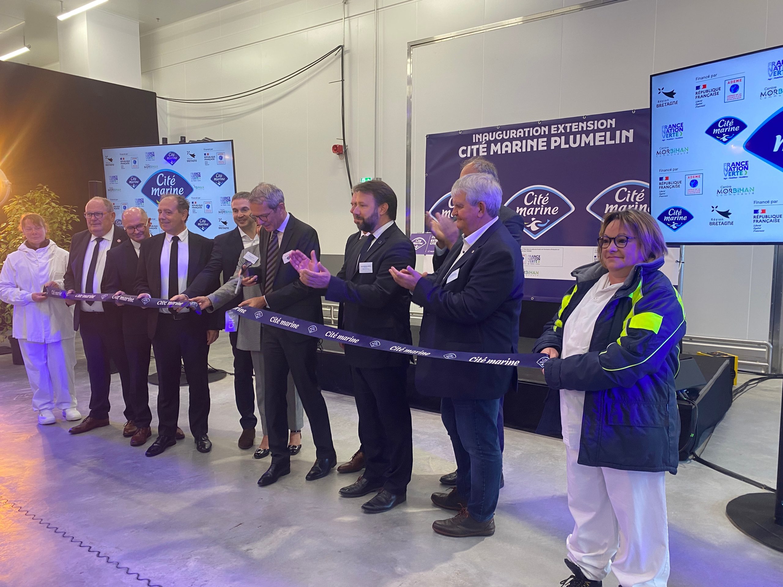 Éric Le Hénaff, PDG de Cité Marine inaugure officiellement le nouveau site de Plumelin aux côtés des officiels.