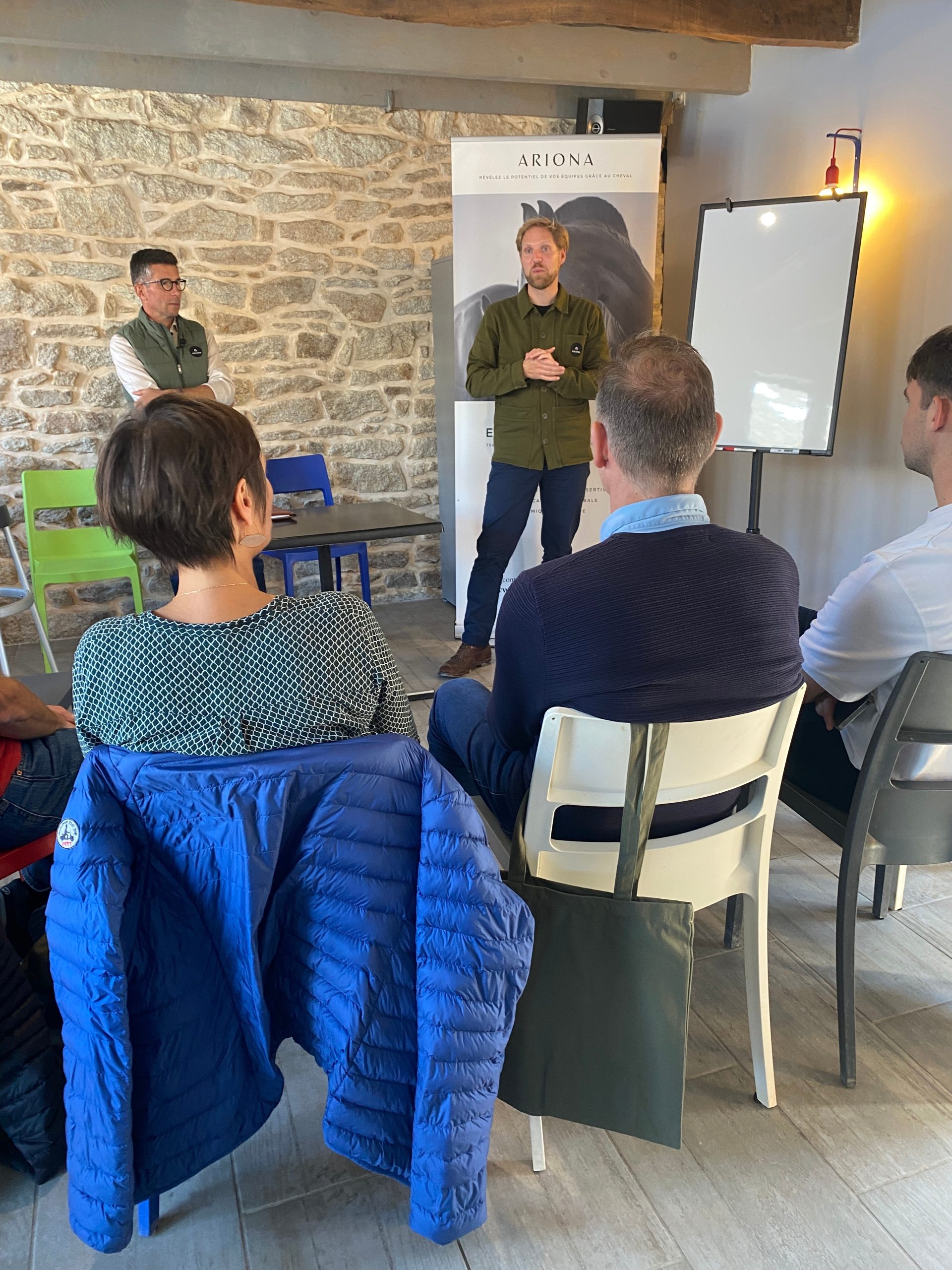 Thibaut Buisson et Bertrand Ravaux dévoilent le déroulé du stage d'équicoaching aux cinq stagiaires.