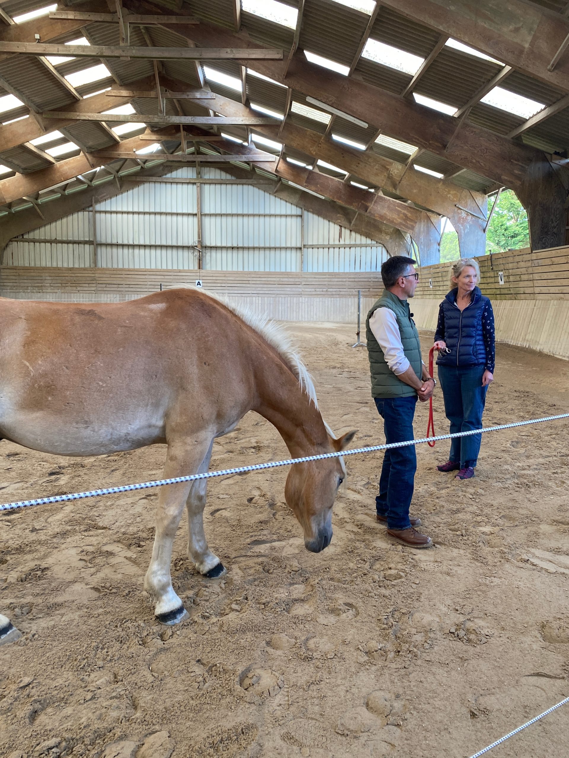 Bientôt, l'instructeur laissera Myriam Niceron et le cheval en tête-à-tête.