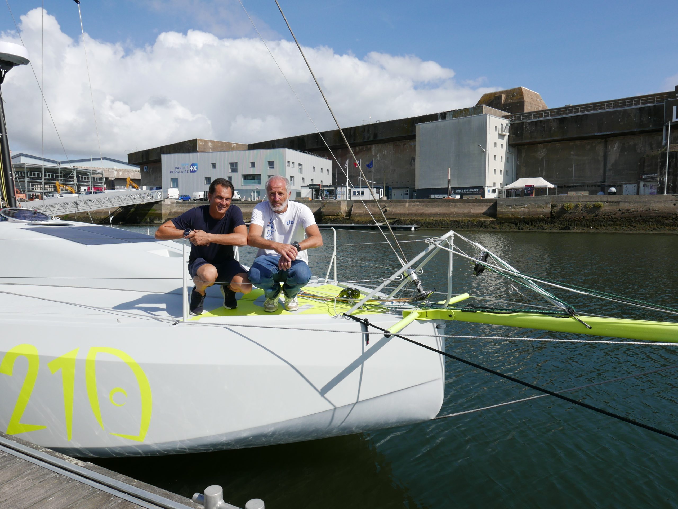 Les deux équipiers à bord de leur nouveau Class 40.