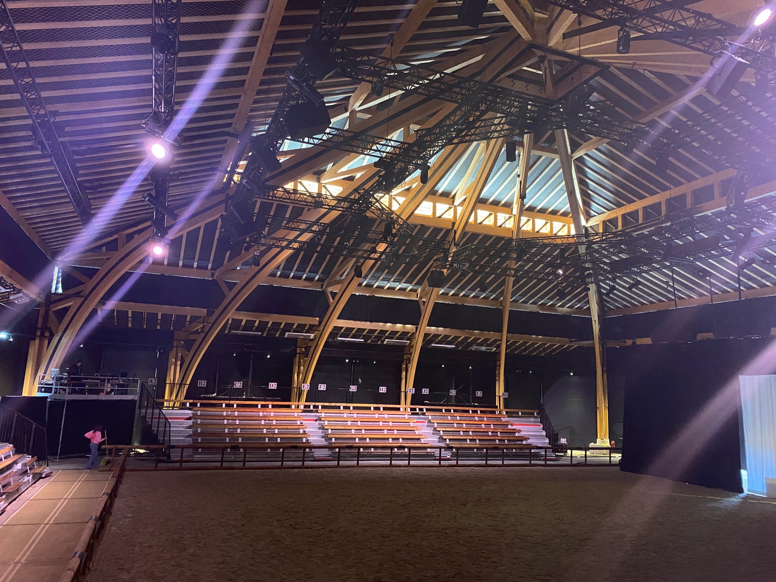 La charpente en bois culmine à 24 mètres de haut