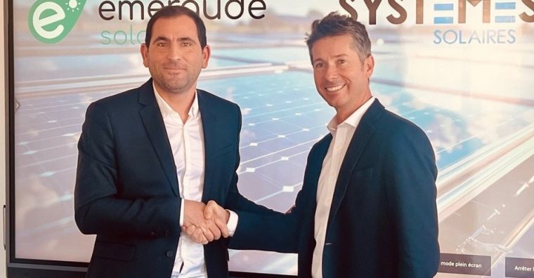 Xavier Borel, Président d’Émeraude Power Group et Thomas Sallès, dirigeant de Systèmes Solaires, lors de la signature.