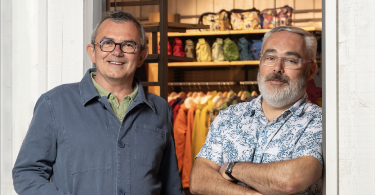 Stéphane Brault, directeur général adjoint de Mousqueton et Pascal Opsomer, le PDG devant la boutique-test de l'entreprise.