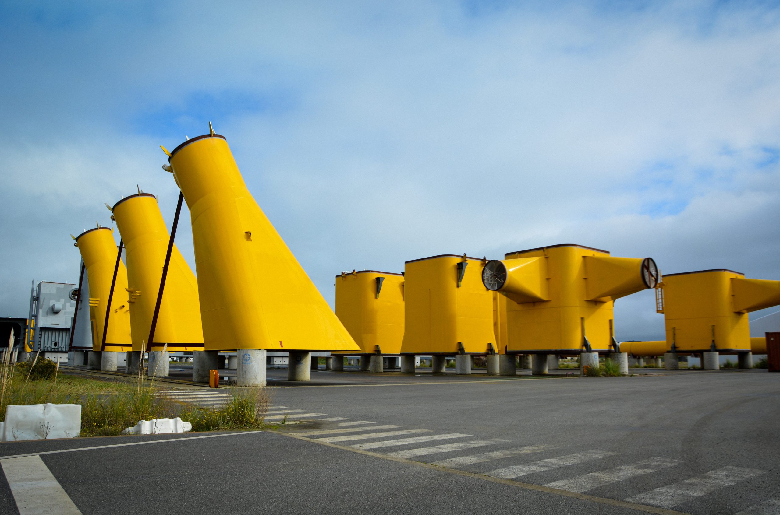 Le port de Brest possède un pôle Énergies marines renouvelables (EMR) pour accueillir l’industrie des flotteurs d'éoliennes en mer.